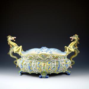 Grande centro de mesa com asas em forma de dragões